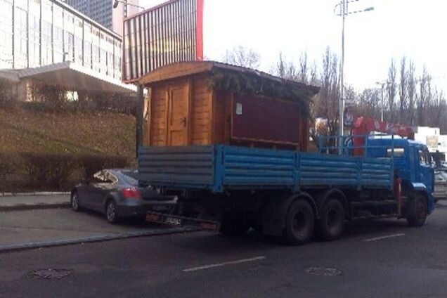 В центре Киева начался демонтаж всех незаконных МАФов