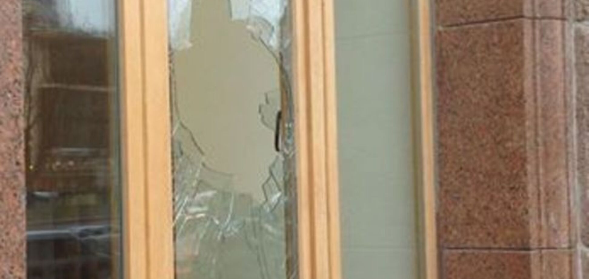Разбивший окна КГГА хулиган назвался 'айдаровцем'