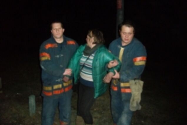 В Киеве спасли женщину, которая провалилась в открытый люк