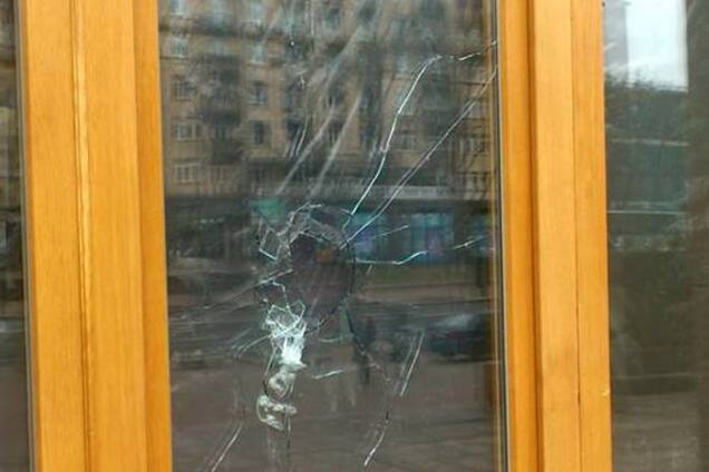 В здании КГГА пьяный ночью выбил восемь окон: опубликованы фото