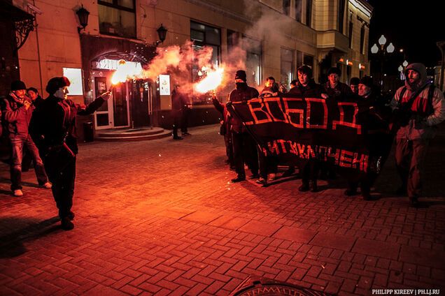 На московском Арбате жгли файеры, требуя освободить Савченко