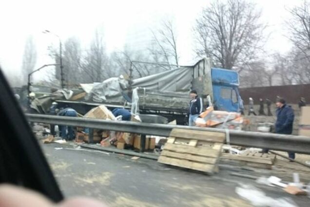 Киев утром застрял в 15-километровой пробке, перевернулась фура: фото и видео с места ДТП