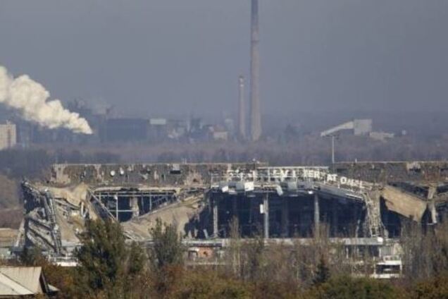 Терористи почали лупити по донецькому аеропорту з 'Градів'