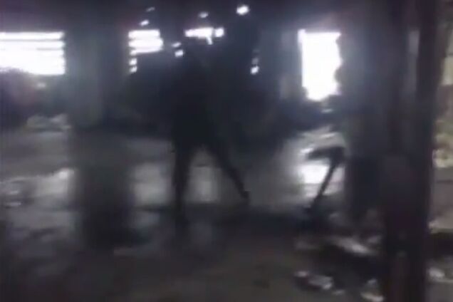 'Киборги' играют в футбол в якобы 'захваченном' боевиками терминале аэропорта: видеофакт