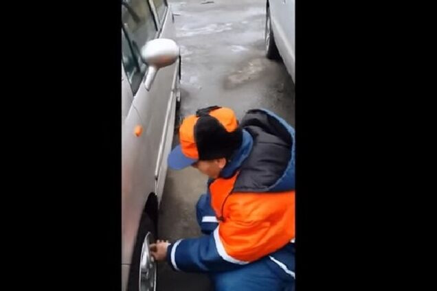 Уволен киевский парковщик, которого поймали за спусканием колес