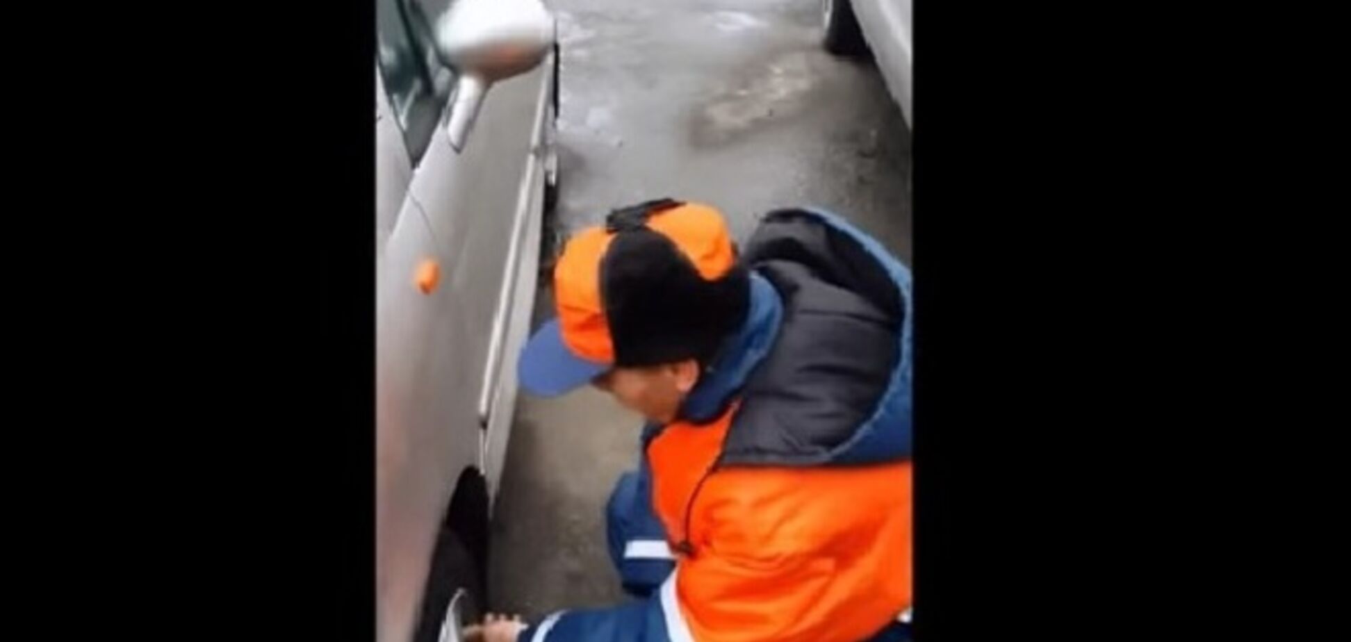 Уволен киевский парковщик, которого поймали за спусканием колес