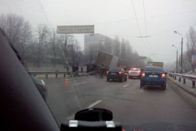 Масштабное ДТП в Киеве: фура врезалась в автомобиль с беременной