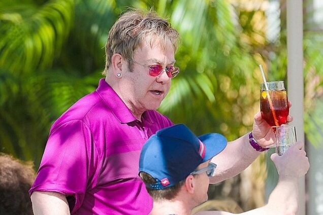 Элтон Джон и Нил Патрик Харрис с мужьями и детьми отдыхают на Гавайях