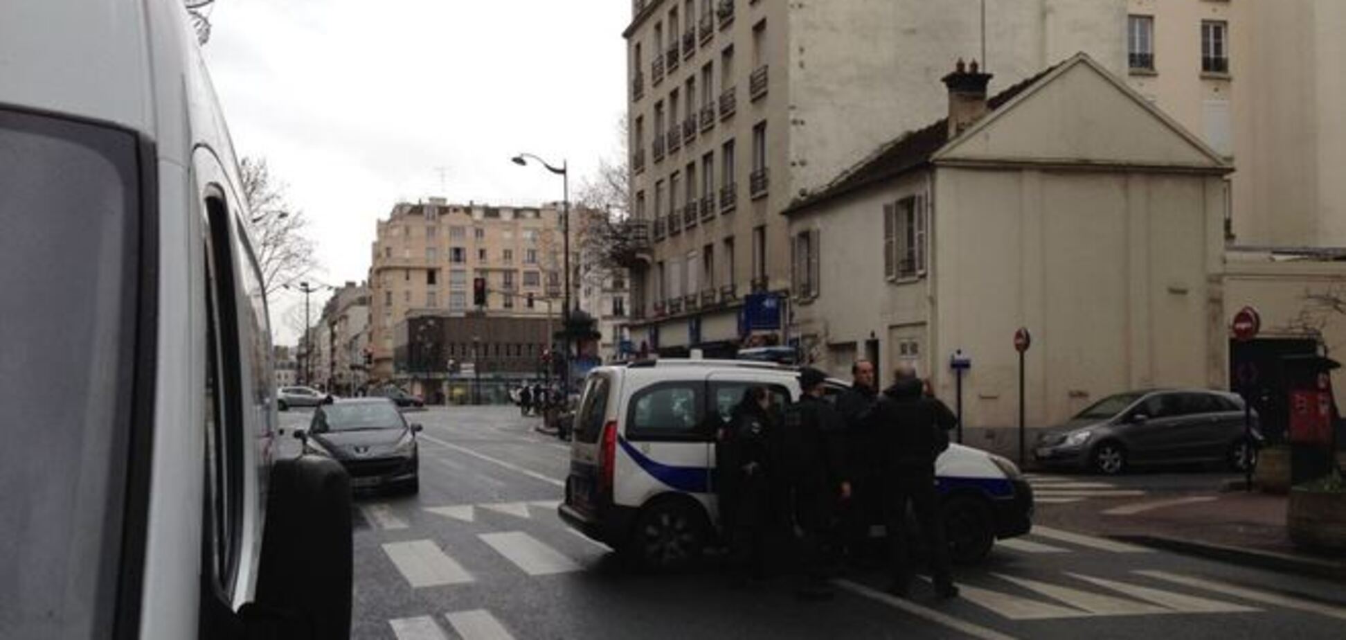 Захвативший заложников на почте в Париже сдался полиции