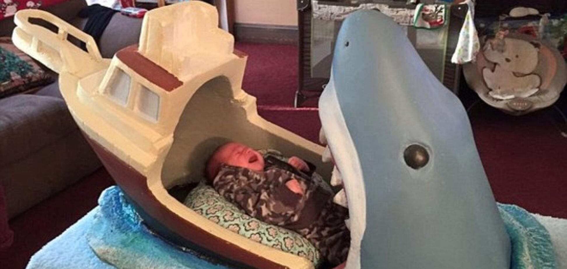 Дизайнер создал страшную детскую кроватку по мотивам фильма 'Челюсти'