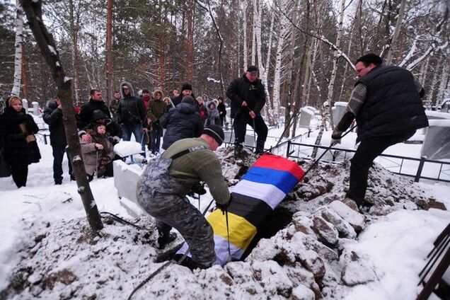 Охоронця 'Бетмена', який вбивав українських бійців, ховали в РФ як героя: опубліковано фото і відео