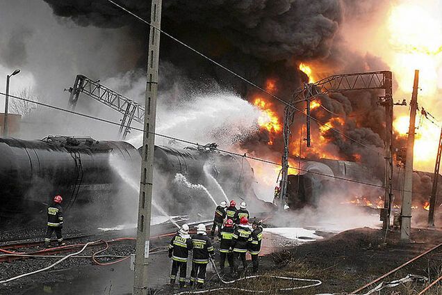 На Харьковщине горел поезд с бензином: в цистерне обнаружили дыру
