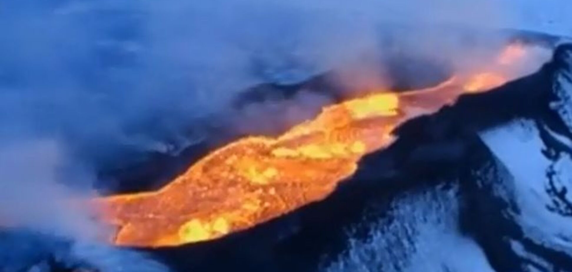 В Исландии образовалось огромное 'адское озеро' из кипящей лавы: видеофакт