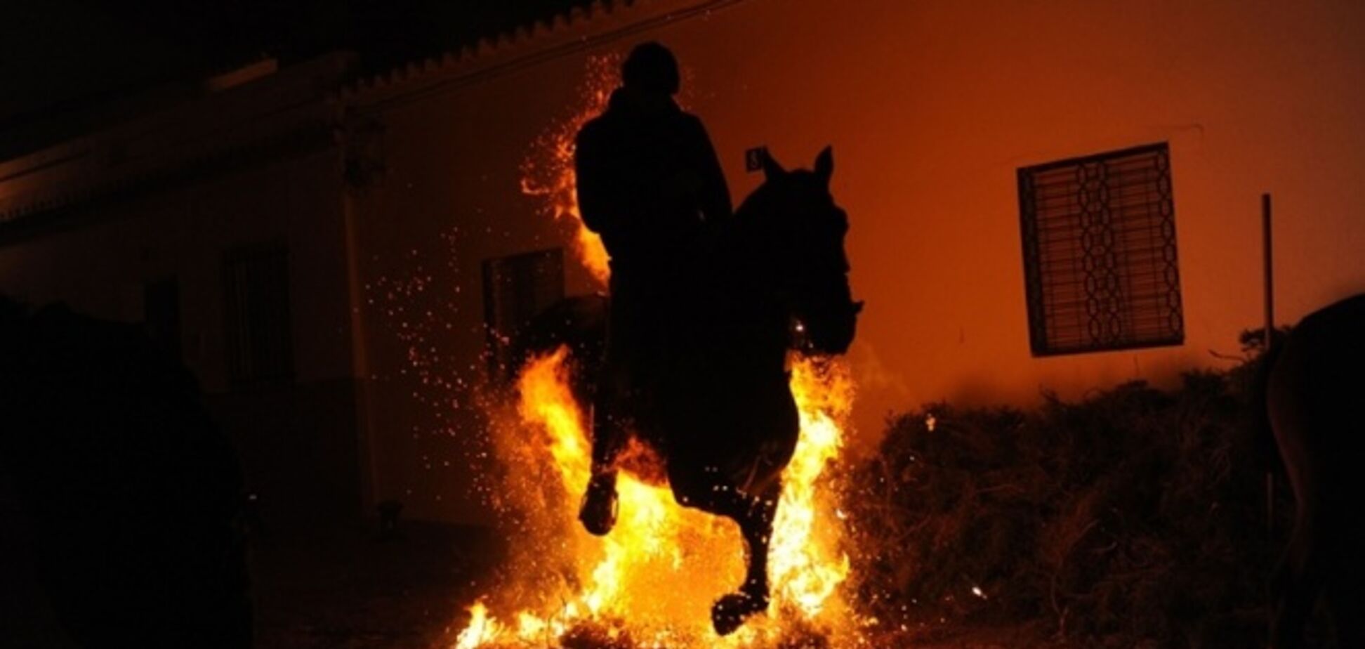 Сквозь огонь! В Испании проходит невероятный фестиваль: фотофакт