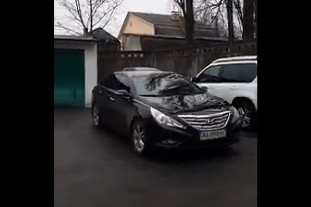 Киевские налоговики ездят на работу на элитных иномарках: видеофакт