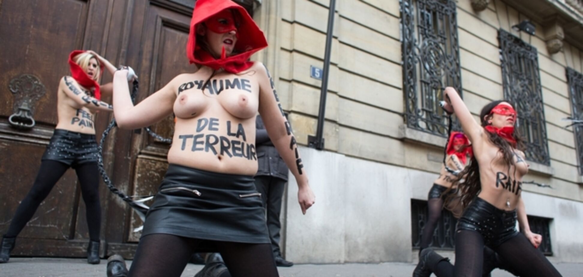 FEMENистки отомстили за 'свободолюбивого' исламиста, устроив публичные порки у посольства Саудовской Аравии. Фотофакт