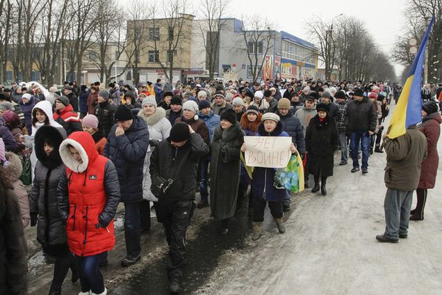 Жители Волновахи вышли на акцию против терроризма: опубликованы фото