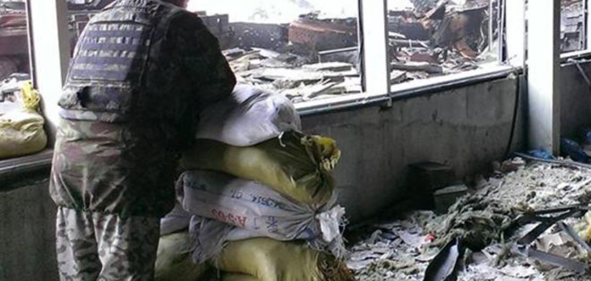 'Кадыровцы' забрасывают 'киборгов' в донецком аэропорту дымовыми гранатами