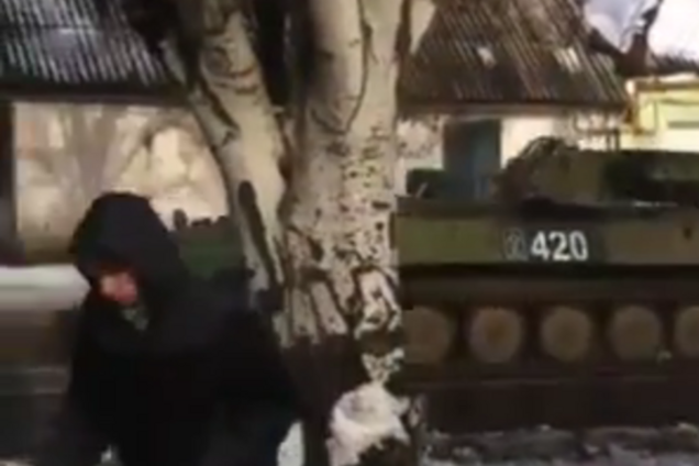 В сети появилось видео, как в Донецке ездят российские ЗРК 'Стрела-10' и колонны военных грузовиков