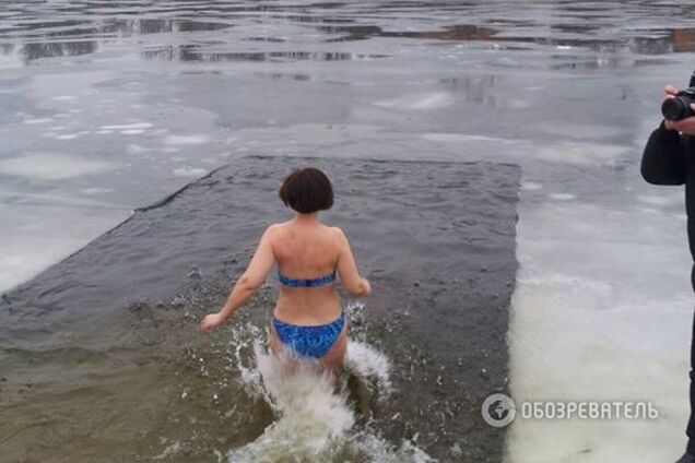 VIP Крещение: Бондаренко нырнула в прорубь, а Виктор Павлик устроил обливание водой