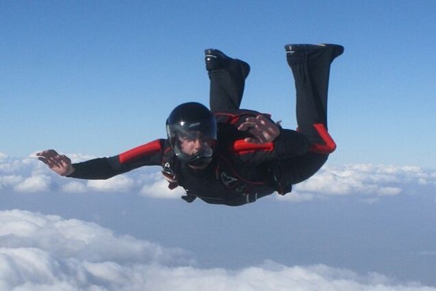 Сын Кернеса заставил свою девушку испытать прыжки с парашютом над морем