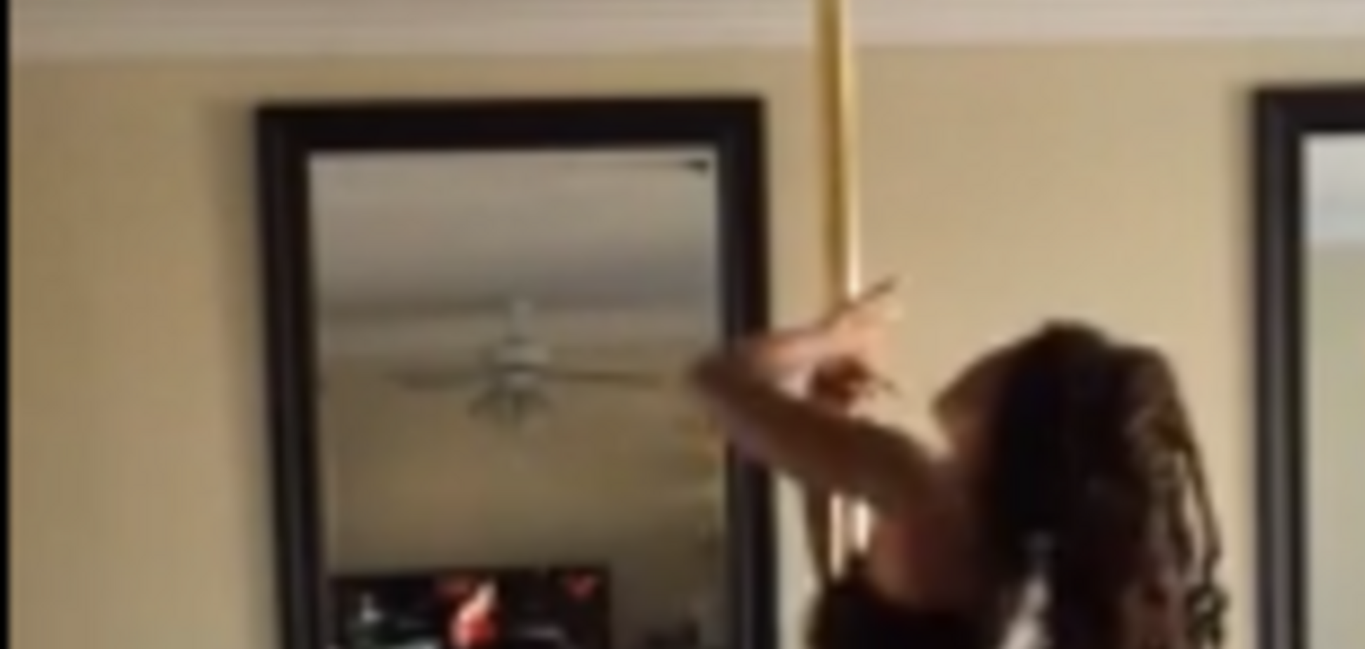 В сети раскритиковали американку, которая станцевала вокруг шеста с ребенком