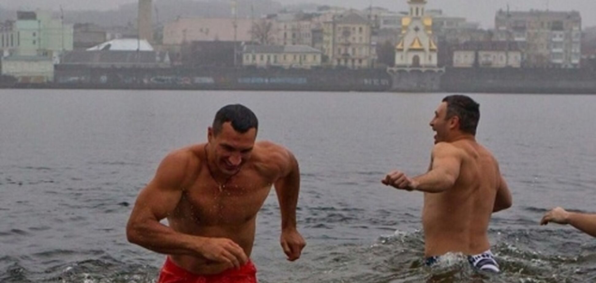 Братья Кличко окунулись на Крещение в Днепре: опубликованы фото