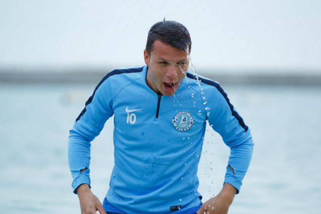 Футболисты 'Днепра' искупались на Крещение в Эмиратах: яркие фото