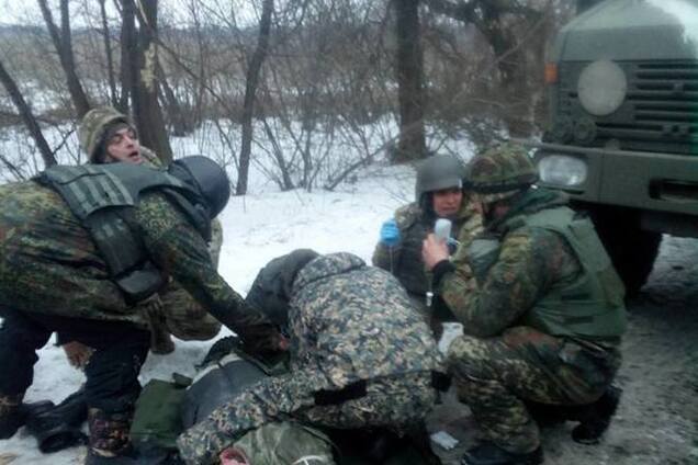 Донецкая женщина расплакалась над раненым 'киборгом': простите нас за все