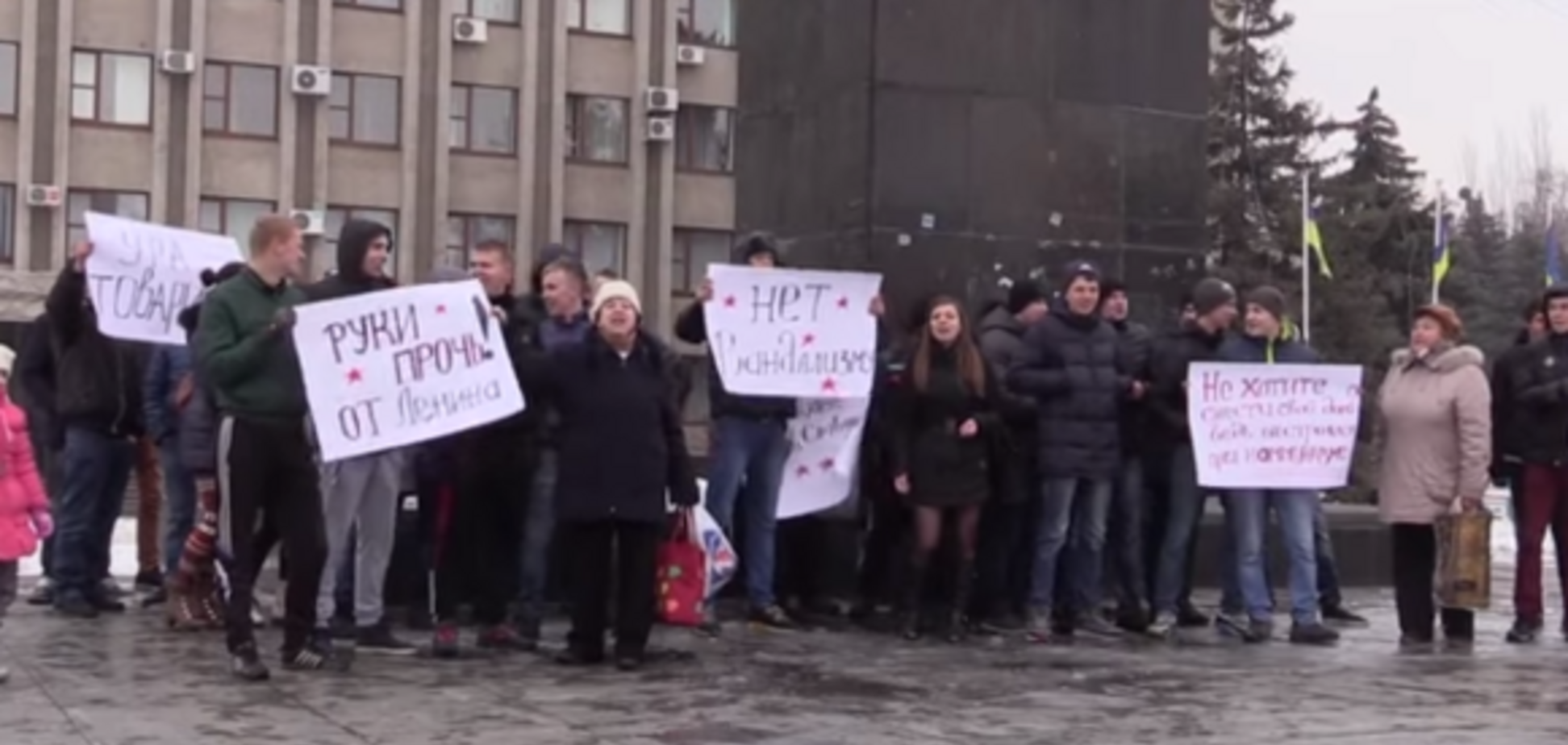 В Славянске памятник Ленину защищали с дубинками: опубликовано видео