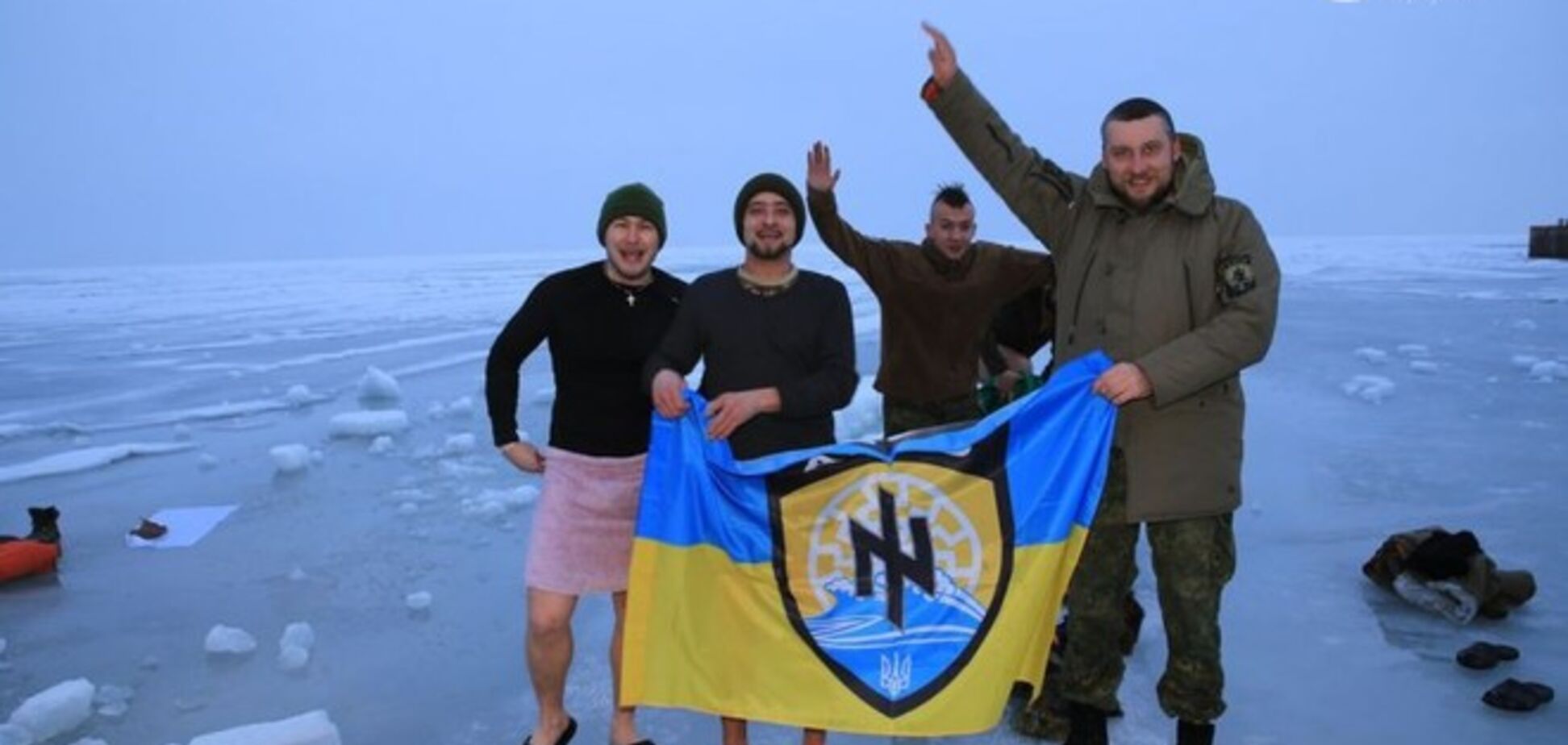 На рассвете бойцы 'Азова' совершили Крещенское купание в Азовском море: опубликованы фото