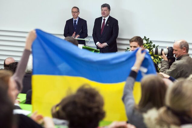 Порошенко призвал Европу объединиться после терактов в Париже и Волновахе