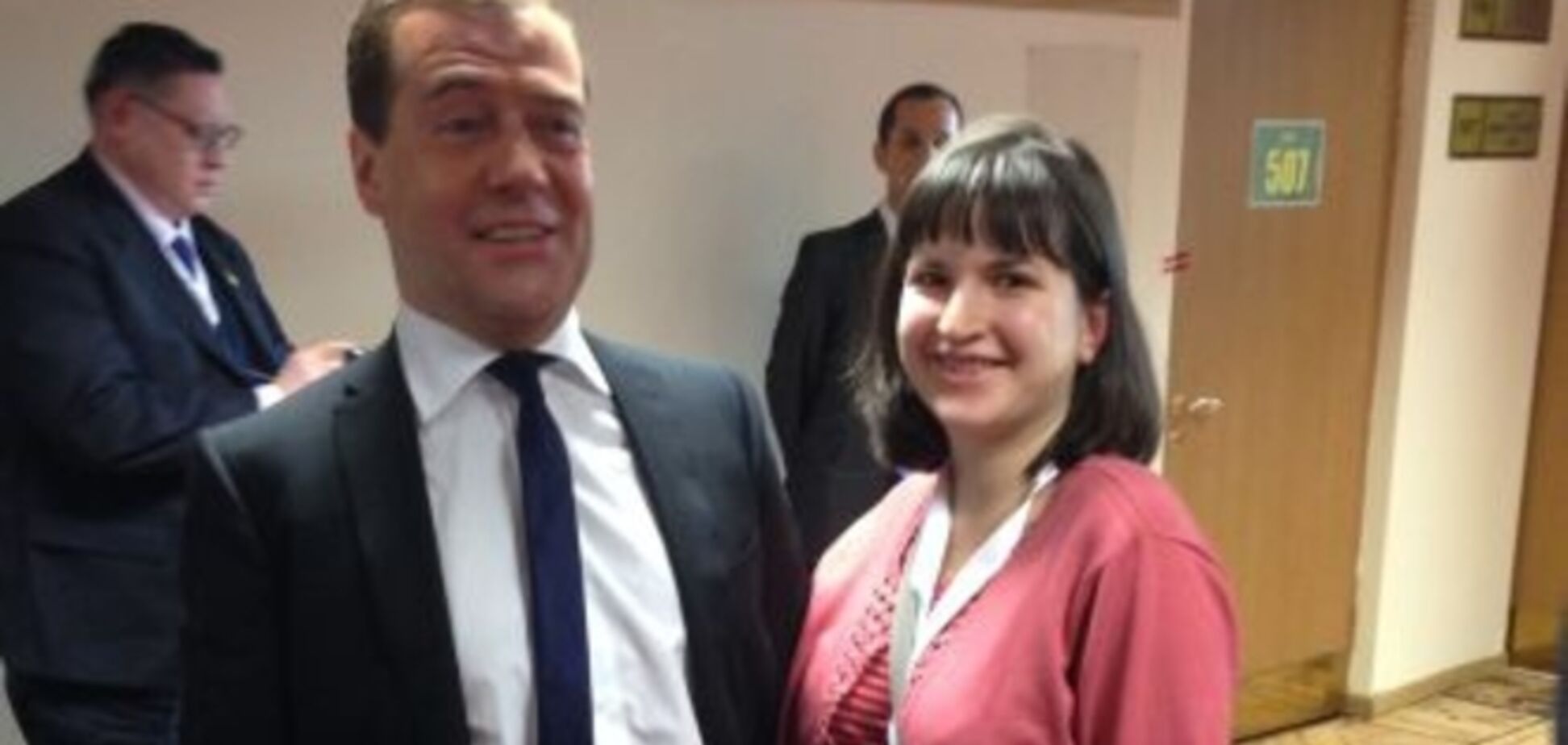 Кризис в России сделал то, что не смогло предупреждение о вшах: Медведев на год отказался от селфи