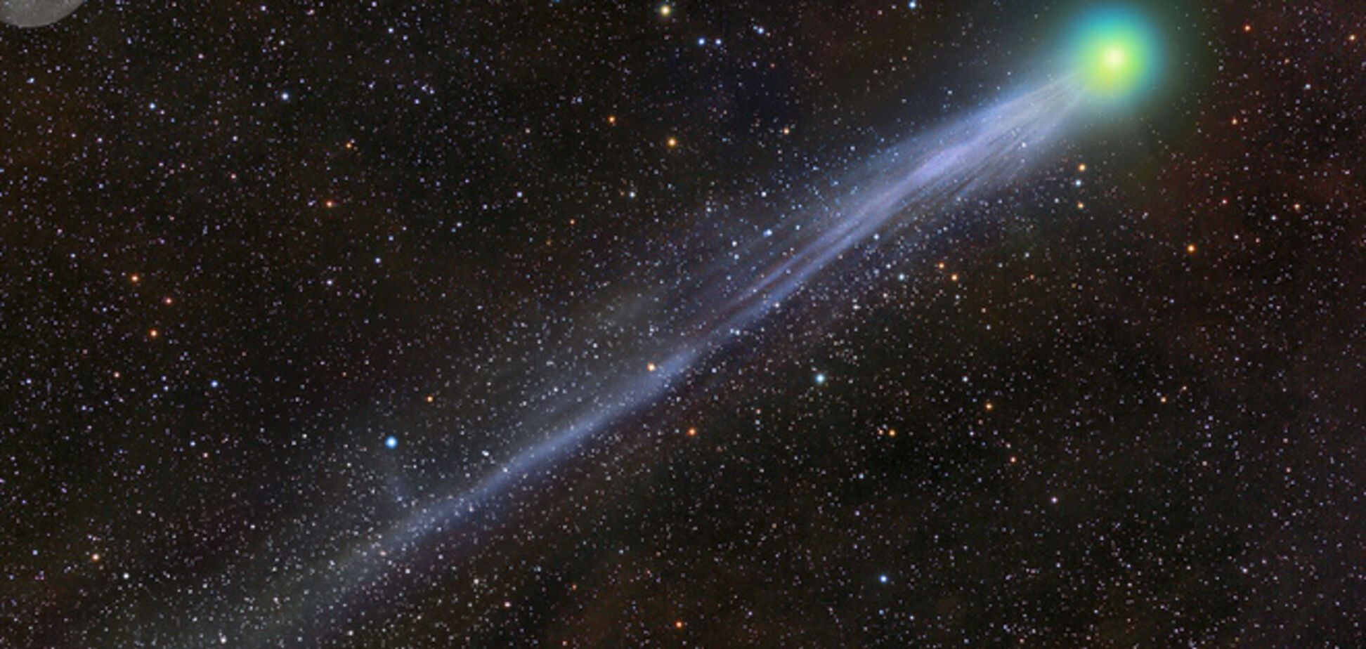 Получено редкое фото кометы Лавджоя, пролетающей над Землей