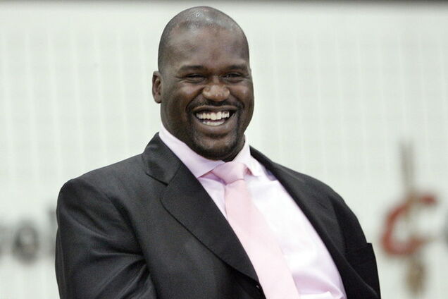 Легендарный Шакил О`Нил едва не завалил новогоднюю елку: видео падения