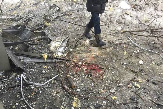 Видео последствий обстрела в Донецке: шесть мирных жителей тяжело ранены, двое погибли