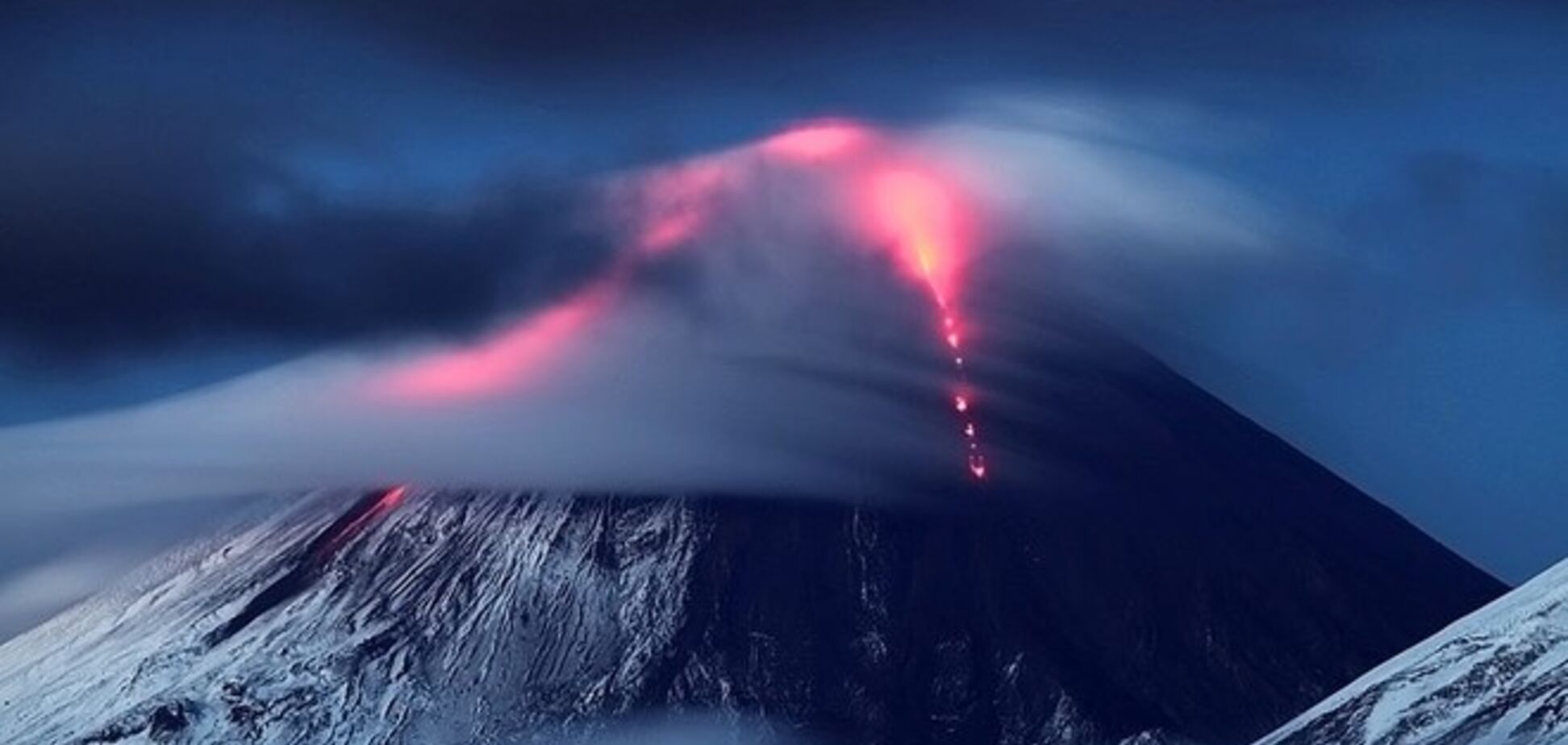 Беда не приходит одна: в России начал мощное извержение 'спящий' вулкан