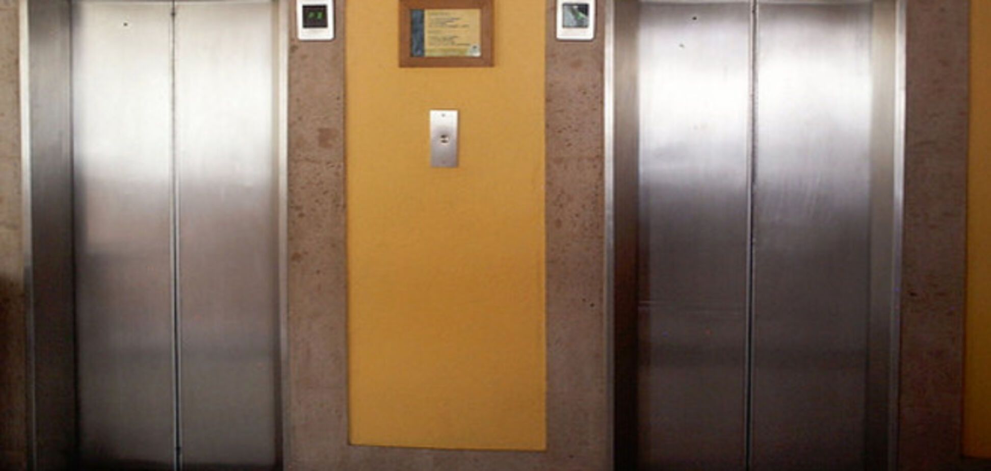 В Киеве парню зажало руки лифтом