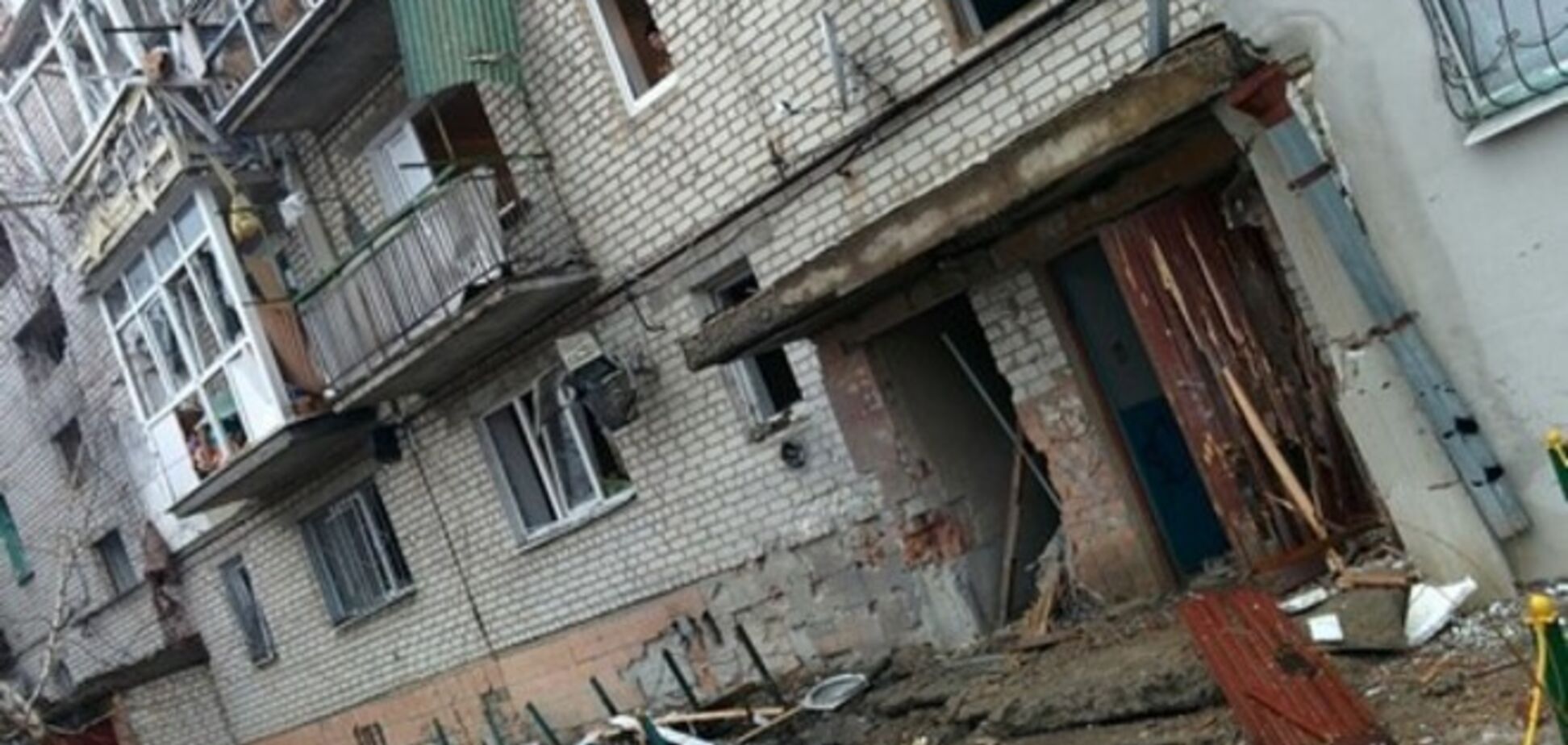 Счастье превращается в руины, Станицу Луганскую обстреляли 'Грады' боевиков с территории роддома: видеофакт