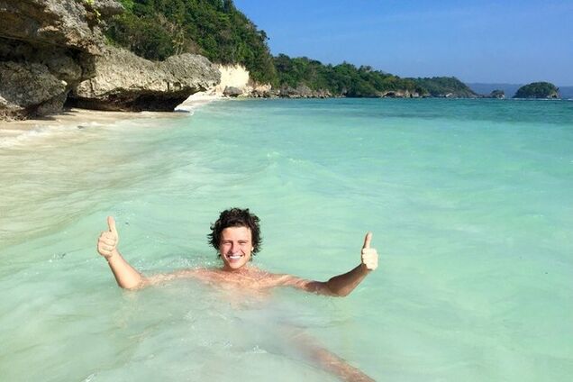 Прохор Шаляпин в образе русалки развлекается с филиппинками