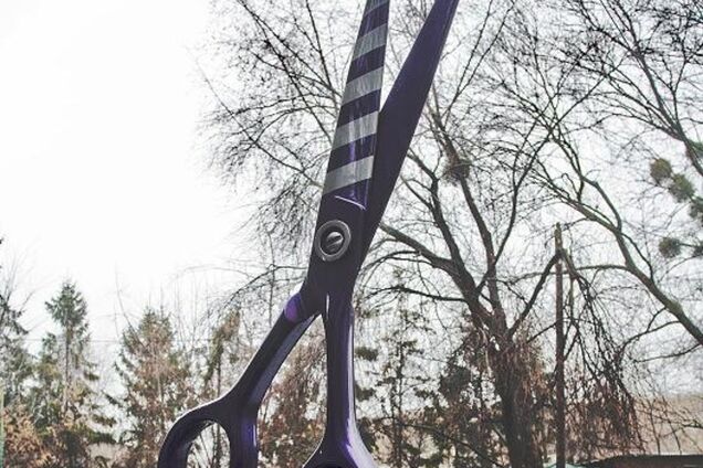 На киевской улице можно увидеть 4-метровые ножницы: фотофакт