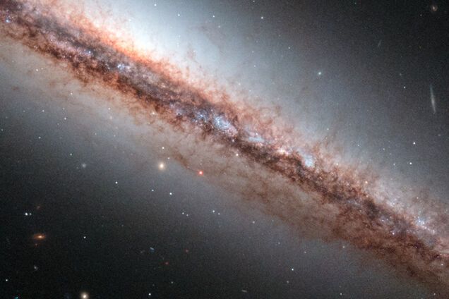 На расстоянии в 60 млн световых лет Hubble обнаружил галактические 'щупальца'