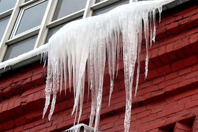 Несчастный случай: в Киеве на девушку упала глыба снега