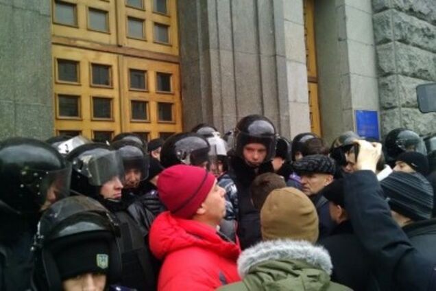 Под Харьковский горсовет пришли с пикетом проукраинские активисты, приготовив мусорный бак