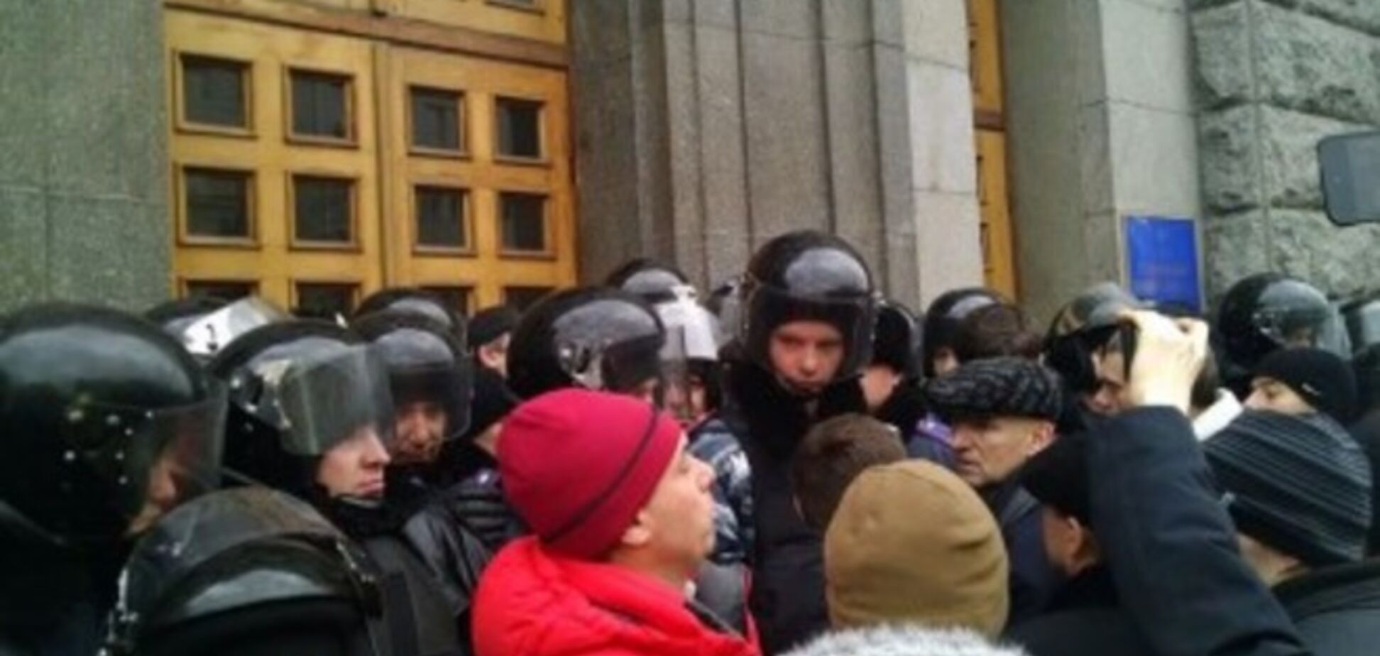 Под Харьковский горсовет пришли с пикетом проукраинские активисты, приготовив мусорный бак