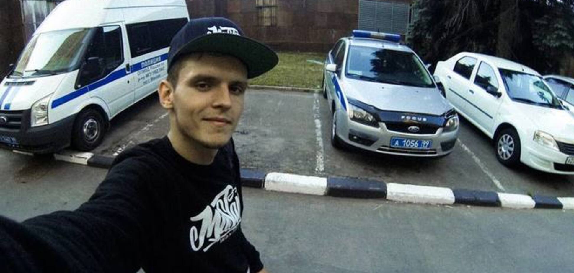 Руфер Мустанг 'троллит' московскую полицию: в свой День рождения опубликовал селфи на фоне их авто