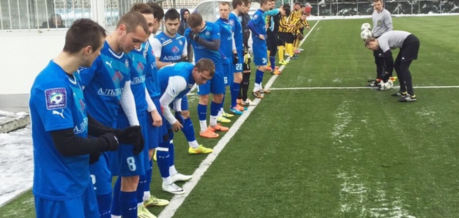 Украинский футболист бегал по полю с мобильным в руках