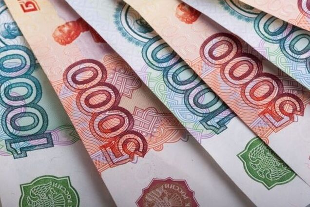 Рубль продолжил падение на Московской бирже
