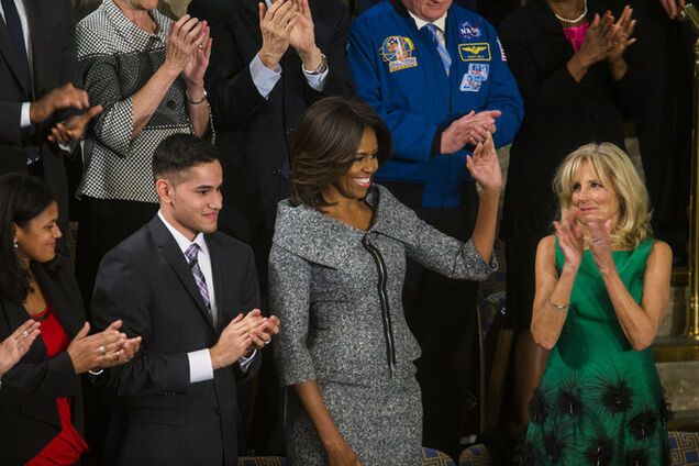 Мишель Обама слушала выступление супруга в Конгрессе США в костюме 'Правильной жены'. Фотофакт