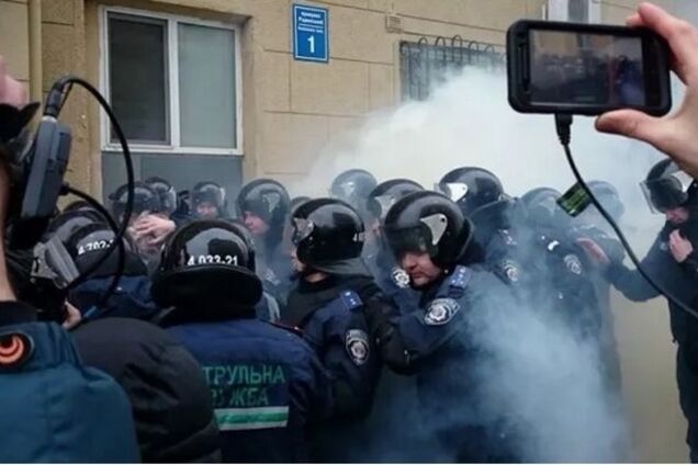 В Харькове проходит пикет под горсоветом: в ход пошли дымовые шашки. Опубликованы фото и видео